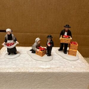 Department 56 ~ Amish Family. Heritage Village Collection